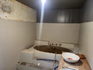 Démolition avant pose d'une salle de bains sur mesure Fontaine-la-Mallet