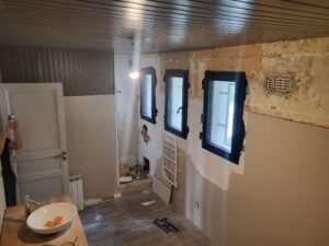Rénovation avant pose d'une salle de bains sur mesure Fontaine-la-Mallet