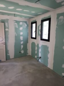 Pose de menuiseries et isolation dans une salle de bain sur mesure à Fontaine-la-Mallet