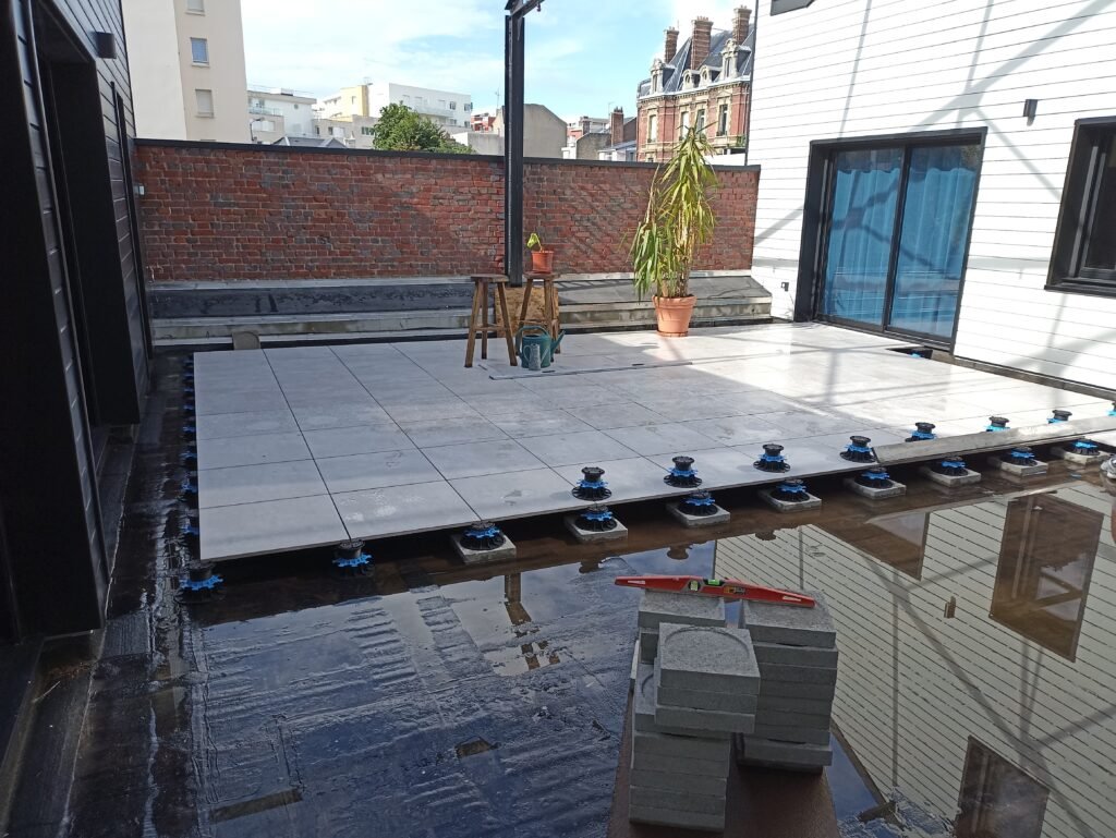 Pose d'une terrasse en carrelage sur plots Le Havre